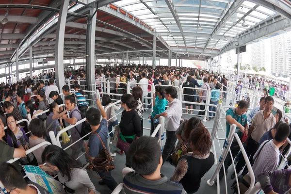 Crowd queuing up outside entrance of World Expo in Shanghai — Stock Photo, Image