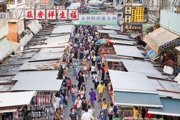 Постачальники у жвавій вулиці в Mongkok, Hong Kong — стокове фото