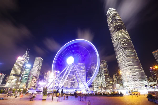 Wolkenkratzer und Riesenrad in Hongkong — Stockfoto