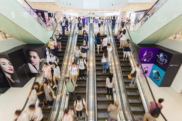 Escalera mecánica ocupada en un centro comercial — Foto de Stock