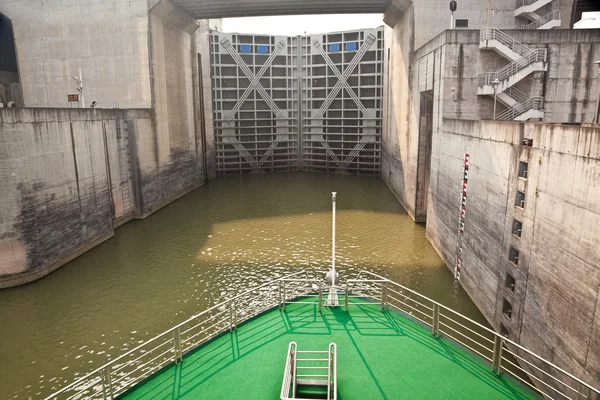 Schip invoeren de eerste vergrendeling van Three Gorges Dam — Stockfoto