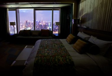Güzel gece sahne ile otel odasında