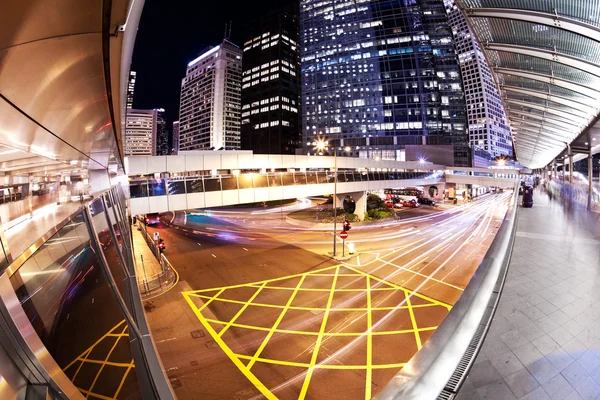 Hong Kong at night met verkeer routes — Stockfoto