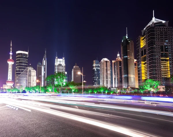 Wolkenkrabber in Shanghai bij nacht — Stockfoto