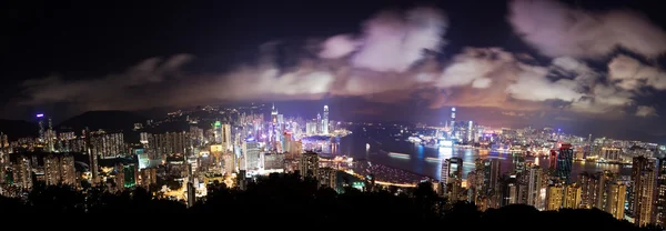 Vysoké rozlišení panoramatický pohled na Hong Kong v noci — Stock fotografie