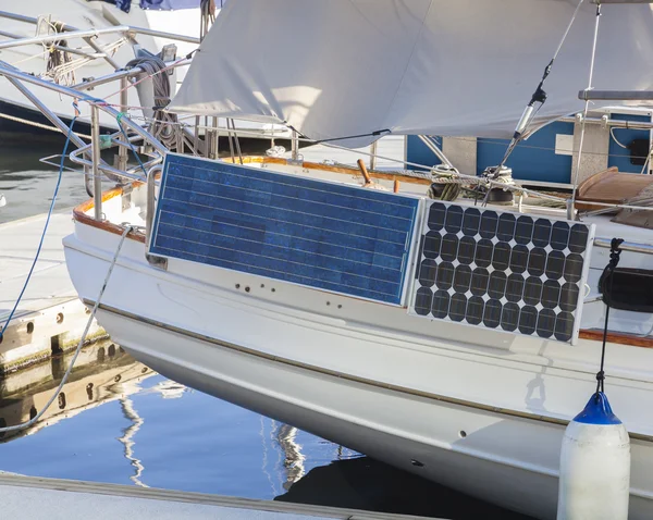 Сонячні панелі на яхті — стокове фото