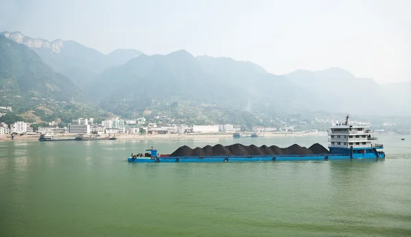 중국에서 양쯔강을 따라 항해 하는 석탄 바지선 — 스톡 사진