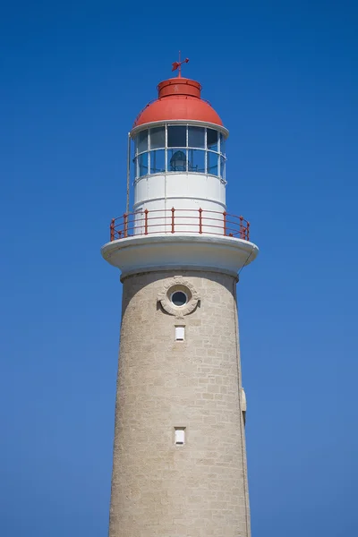 Deniz feneri açık mavi gökyüzü karşı — Stok fotoğraf