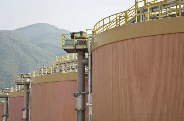 Tanques de digestión en una planta de tratamiento de aguas residuales — Foto de Stock