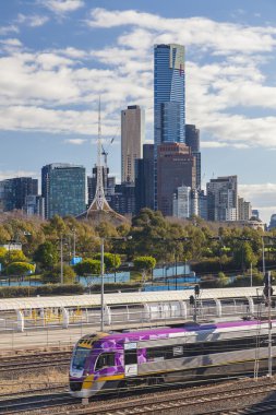Melbourne şehir merkezinde tren