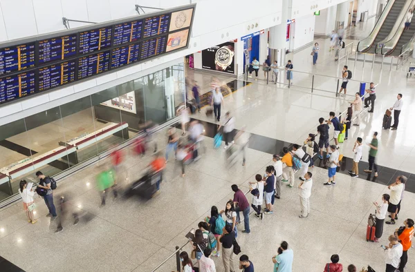 Personas en la sala de llegadas de un aeropuerto —  Fotos de Stock