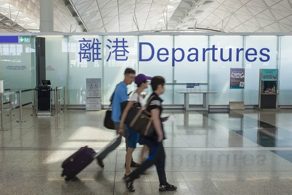 Voyageurs dans le hall de départ d'un aéroport — Photo