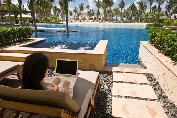 Using computer at hotel lagoon room — Stock Photo, Image