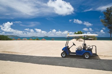 Golf arabası bir plajda