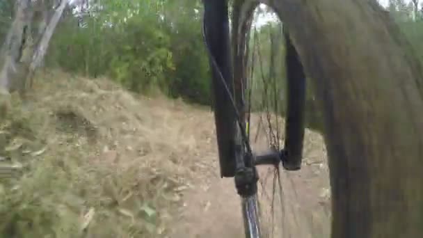 山地自行车在一条土路上的间隔拍摄视频 — 图库视频影像
