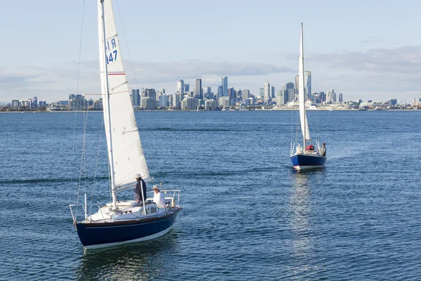 Sailboats and modern city — Stock Photo, Image