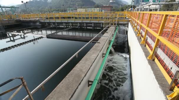 Vasche di sedimentazione in un impianto di trattamento delle acque reflue — Video Stock