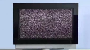 Mavi duvara sinyal gürültü ile modern Lcd televizyon