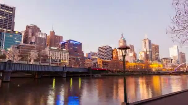 Vídeo de hiperlapso de 4k a lo largo del río Yarra en Melbourne, Australia, en tránsito de noche a noche — Vídeo de stock