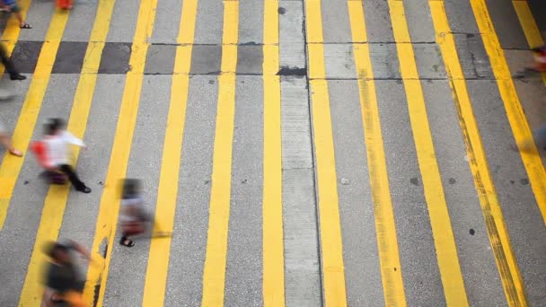 Voetgangers overschrijding van een drukke crosswalk, hoge hoekmening — Stockvideo
