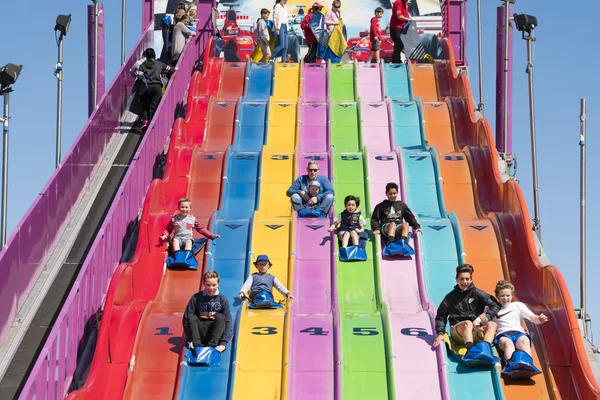 Pessoas desfrutando de um slide gigante — Fotografia de Stock