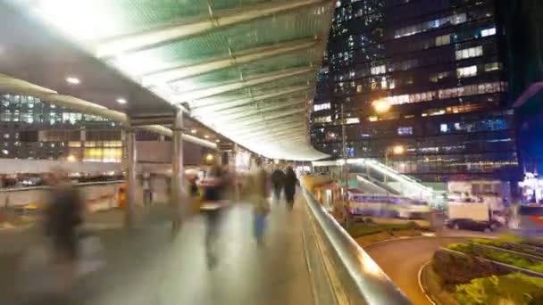 Hyperlapse video of commuters on a walkway — Stock Video