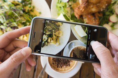 Bir yemek smartphone kullanarak fotoğraf çekme