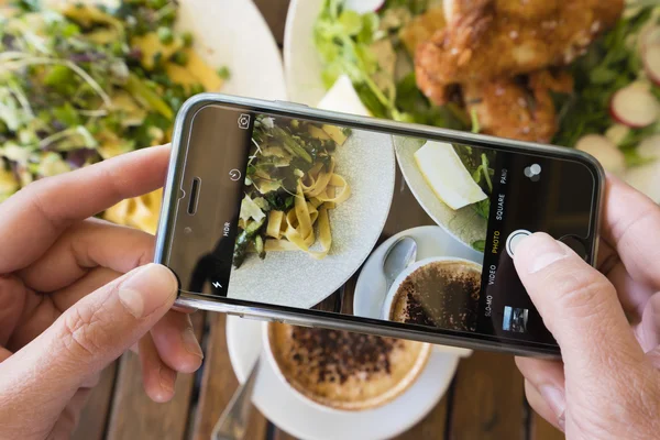 Λήψη φωτογραφίας ενός γεύματος που χρησιμοποιούν smartphone — Φωτογραφία Αρχείου