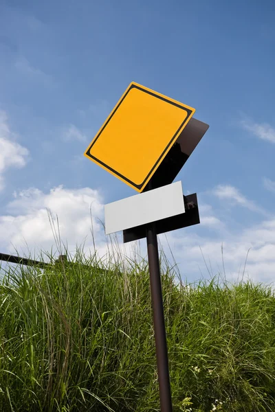 Blindes Verkehrswarnschild vor blauem Himmel — Stockfoto