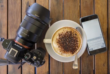 Kahve, smartphone ve kamera