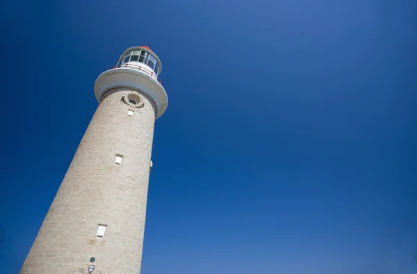 Deniz feneri açık mavi gökyüzü karşı — Stok fotoğraf