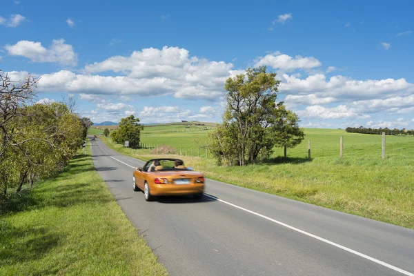 Auto auf Landstraße unterwegs — Stockfoto