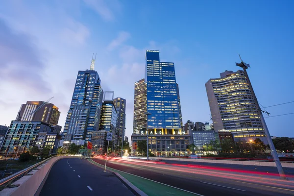 A modern épületek és közlekedési pályák Melbourne belvárosában — Stock Fotó