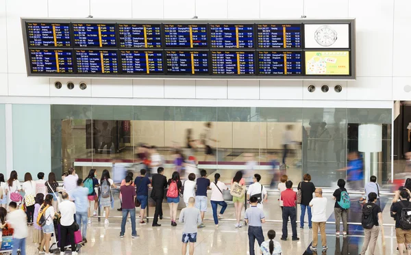 Pessoas na sala de chegada de um aeroporto — Fotografia de Stock