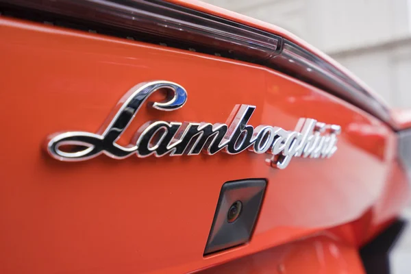 Close-up view of the logo on a Lamborghini — Stock Photo, Image