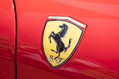 Bir Ferrari logosu yakın çekim görünümü