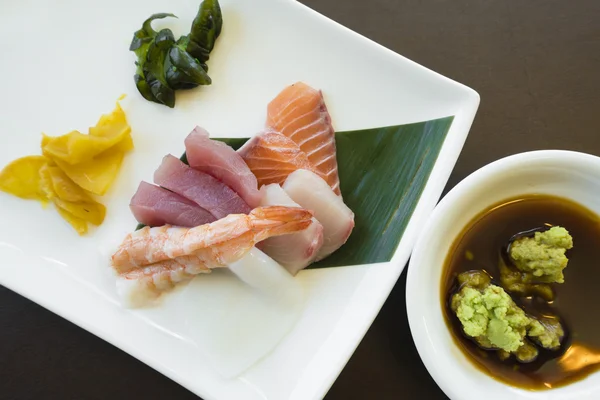 Sashimi japonés con wasabi y encurtidos — Foto de Stock