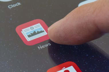 Bir iphone haber app ikonuna tıklayarak