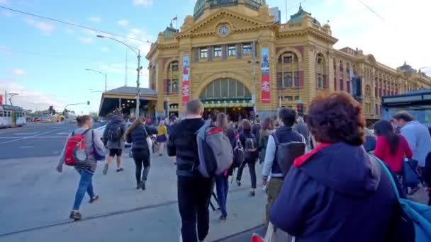 Point de vue de personnes traversant un passage piétonnier dans le centre-ville de Melbourne, Australie — Video