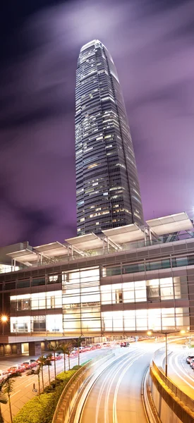 Moderno edificio de oficinas en Hong Kong por la noche —  Fotos de Stock