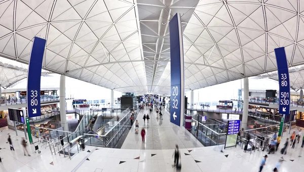 Viajantes no Aeroporto Internacional de Hong Kong — Fotografia de Stock