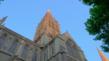 Gün batımında atış bir kilisenin hareket