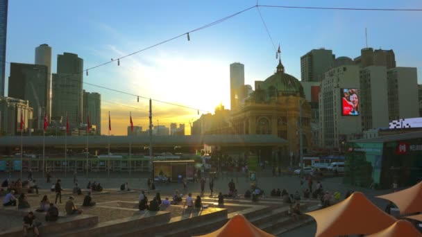 Dolly tiro de pessoas na Federation Square em Melbourne ao pôr-do-sol — Vídeo de Stock