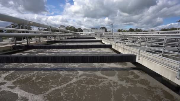 Tanque de aireación en una planta de tratamiento de aguas residuales — Vídeos de Stock