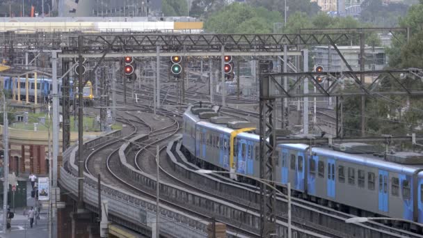 Züge, die an einem Bahnhof starten und ankommen — Stockvideo