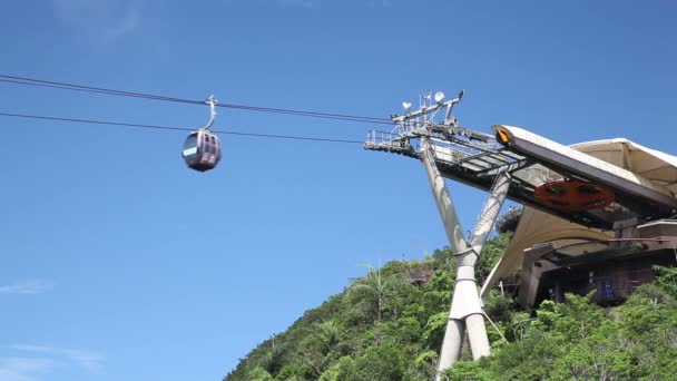 Teleférico acercándose a una estación en la cima de la montaña — Vídeos de Stock