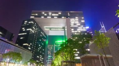 Modern bir binada yaklaşmakta olan Hyperlapse video