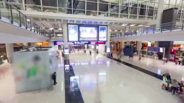 Hyperlapse video of commuters in an airport — Stock Video