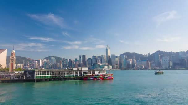 Timelapse video över Victoria Harbour och färjeterminalen i Hong Kong — Stockvideo