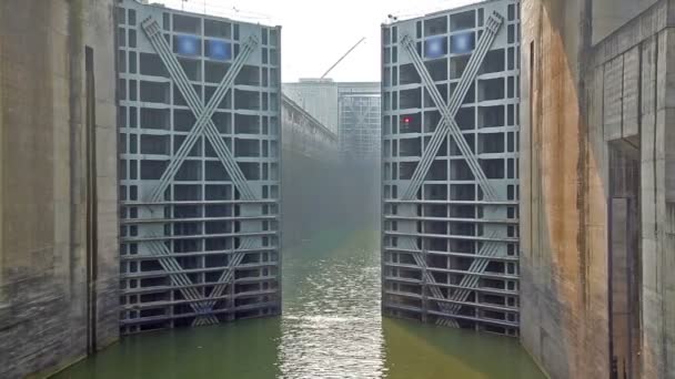 Versnelde video van de opening van de poort van een kanaal sluis — Stockvideo